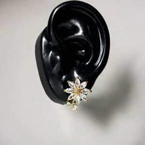 Women's Crystal and Gold Delicate & Shiny Flower Earrings NWT